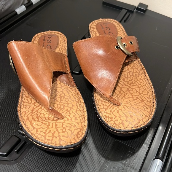 B.O.C Sandals Brown Size 8 M/W Leather T-strap - Picture 2 of 7